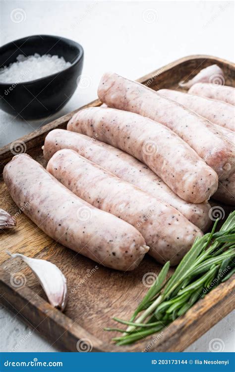 Salsicce Di Pollo Fatte In Casa Su Sfondo Bianco Fotografia Stock