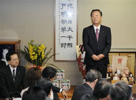 私邸で開かれた新年会であいさつする：剛腕政治家・小沢一郎氏の軌跡 写真特集：時事ドットコム