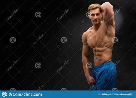 Athl Te Bodybuilder Sur Le Noir La Publicit De Gymnase Image Stock