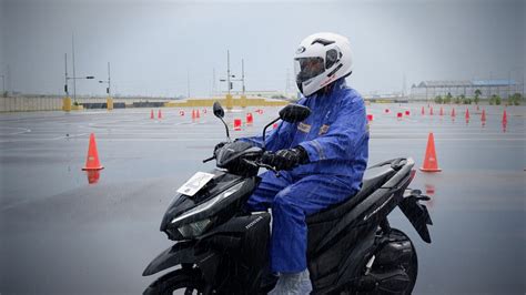 Terobos Hujan Para Biker Wajib Perhatikan Perangkat Berkendara Ini NMAA