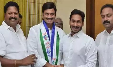 Raghu Rama Krishna Raju meets YS Jagan Mohan Reddy