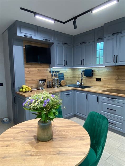 Серая кухня с деревом | Kitchen inspiration design, Kitchen renovation ...