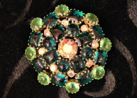 Vintage Emerald Green Rhinestone Pin Brooch Gem