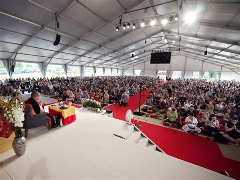 Karmapa donne des enseignements sur le Dharma confère une initiation