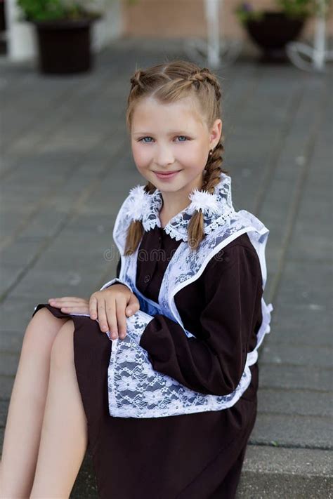 Portrait Dune Belle Fille Dans Un Uniforme Scolaire Devant Classe à