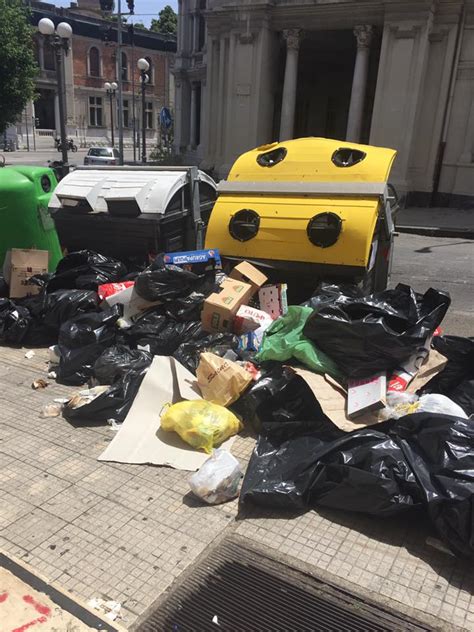 Messina Rifiuti Ovunque La Citta Sommersa Dall Immondizia Foto