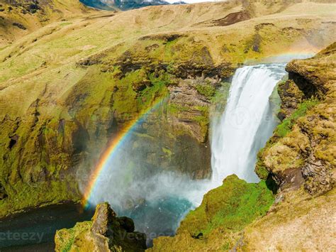 famosa cachoeira skogafoss um arco íris cenário dramático da