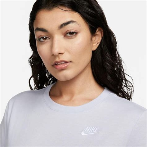 Camiseta Nike Sportswear Club Essentials Feminina Centauro