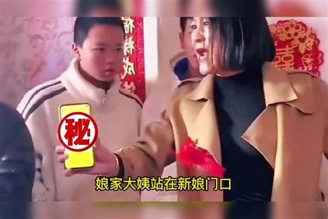 新郎接亲，娘家大姨堵门持码收礼，男方发红包被扔地上，越看越气愤 大姨 男方 娘家