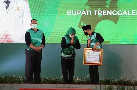 Bupati Trenggalek Mochamad Nur Arifin Raih Penghargaan Pembina Proklim