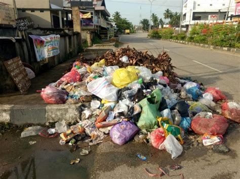 Penumpukan Sampah Di Tepi Jalan Dlh Menunggu Hasil Rapat Rt Setempat