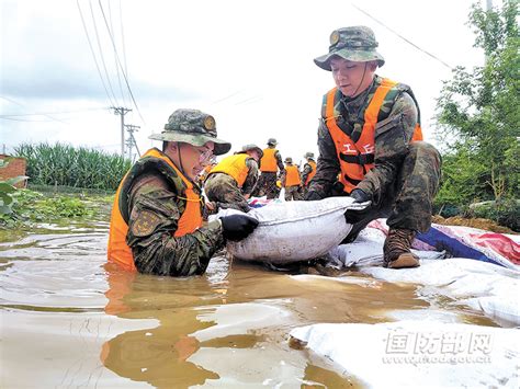 坚决听从统帅号令，解放军和武警部队牢记宗旨把人民群众的利益高高举过头顶 中华人民共和国国防部