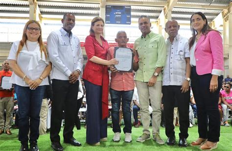 Gobierno Entrega T Tulos De Propiedad En Azua E Inaugura