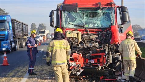 Motorista sai andando após acidente entre duas carretas no Contorno