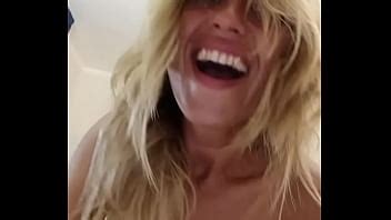 Los mejores orgasmos femeninos amateur reales con hermosa agonía y contacto visual son los que