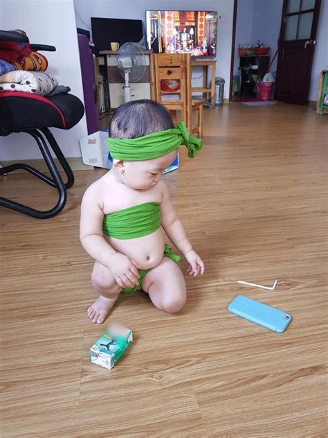 Đỉnh cao sáng tạo của mẹ bỉm sữa Xé áo của mẹ thành bộ bikini cực dễ thương cho con tháng