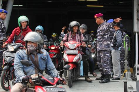 Pemudik Dengan Kapal Perang Tiba Di Surabaya Antara Foto