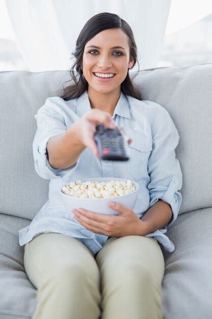 Alegre Bonita Morena Viendo La Televisi N Y Comiendo Palomitas De Ma Z