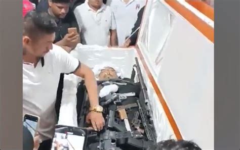 Video Ecuador Sepultan A L Der Criminal Colocando Armas Dentro De Su