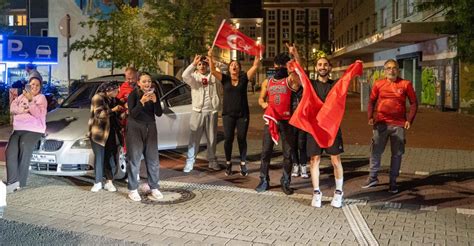 Wolfsgruß Flaggen Türken feiern EM Sieg mit Autokorso in Hamm