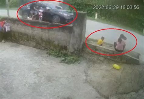 Ngồi chơi cùng 2 con bên lề đường gặp tai nạn người mẹ bị chỉ trích gay gắt