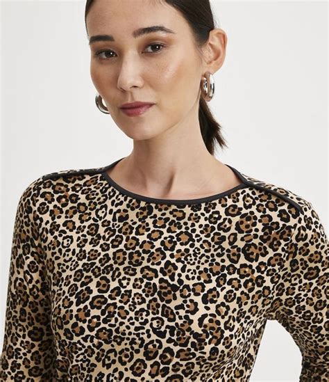 Blusa em Meia Malha Detalhe na Gola e Estampa Animal Print de Onça