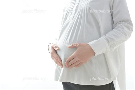 お腹に手をそえる妊婦 マタニティーイメージ 写真素材 6614842 フォトライブラリー Photolibrary