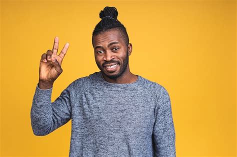 Retrato De Un Hombre Negro Afroamericano Joven Sonriente Feliz Alegre