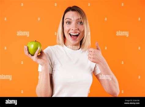 Portrait Von Sch Nen Fr Hlich Junge Blonde Frau Tragen L Ssige Kleidung Isoliert Auf Orangenen