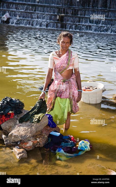 Indian Woman Washing Clothes By Hand Banque De Photographies Et D