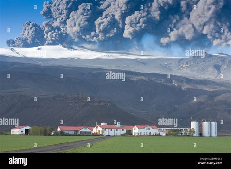 Eyjafjallajökull Vulkan Ausbruch in Island spuckt Asche in der Luft mit