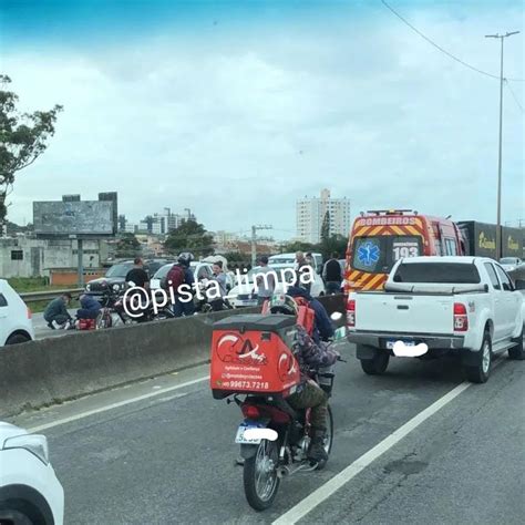 Acidente Entre Autom Vel E Moto Bloqueia Parcialmente Br Em S O