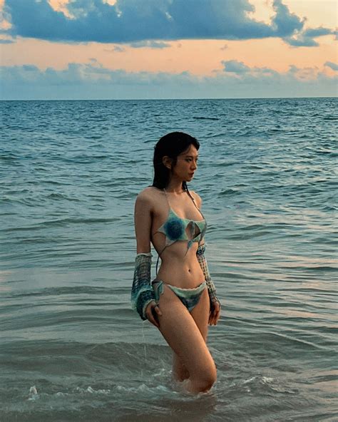 Lê Bống mặc bikini khoe vòng eo thon cùng body nóng bỏng