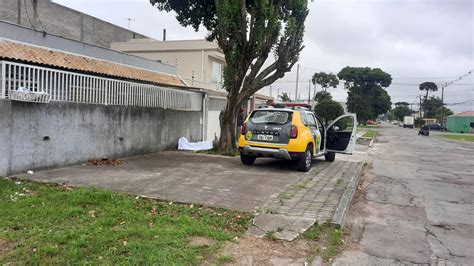 Corpo de homem é encontrado por moradores embaixo de árvore polícia