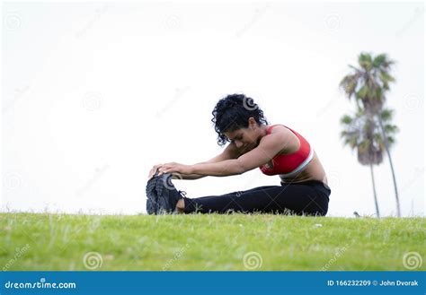 Fit Latina Der HamString Stretching Übung Durchführt Stockbild Bild von flexibel bäume