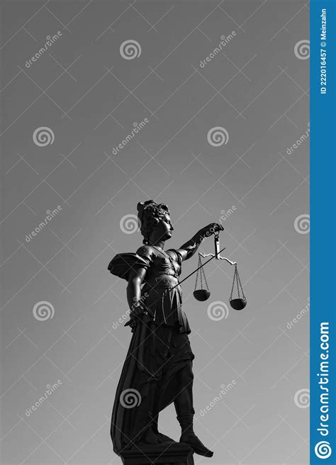 Justicia De Dama Con Espada Y Escala Imagen De Archivo Imagen De