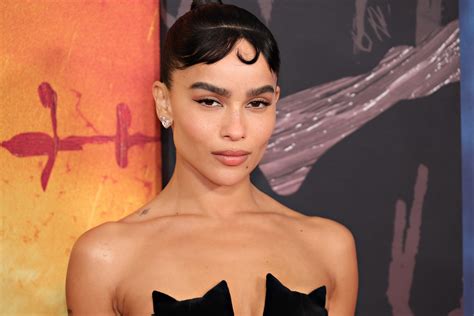 Zoë Kravitz homenageia personagem e serve inspirações de delineado