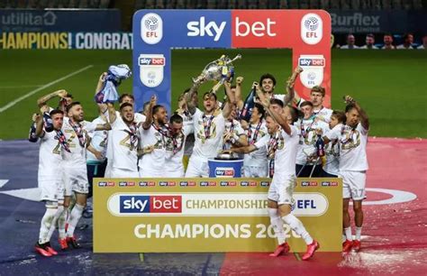 leeds united lift championship trophy  final game  premier