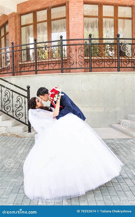 Casarse La Danza De La Novia Y Del Novio Foto De Archivo Imagen De