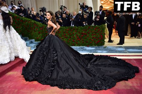Kendall Jenner Flashes Her Nude Tits At The 2022 Met Gala In NYC 96