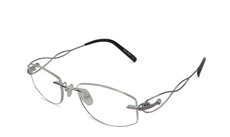 How to Choose Eyeglasses for the Older Women?