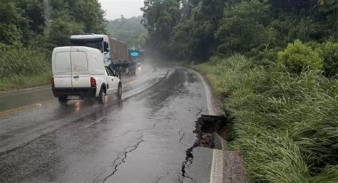 BR 470 volta a ficar parcialmente interditada em Indaial após fortes chuvas