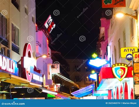 Vida Nocturna En Albufeira En El Algarve De Portugal Con Bares Y