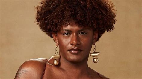 Liniker Se Torna A Primeira Artista Trans Brasileira A Conquistar O