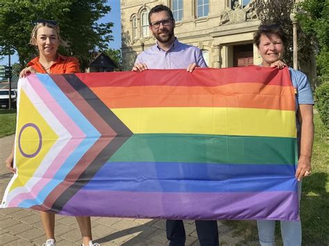 El Condado De Norfolk Iza La Bandera Del Orgullo Que Incluye A Personas