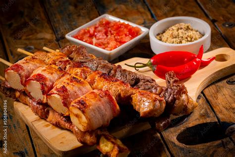 Foto De Espetinhos De Churrasco Em T Bua De Madeira Acompanhamentos