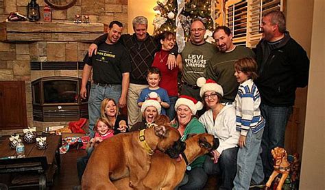 20 Hilariously Awkward Family Christmas Photos