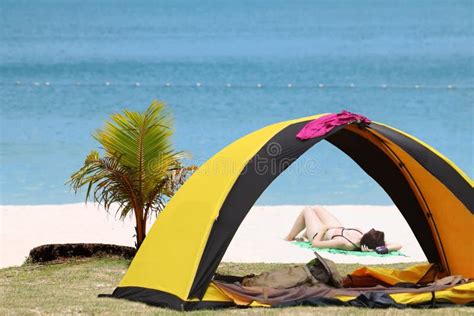 Jugendlich M Dchen Im Bikini Kampierend Zelt Auf Dem Kokosnussstrand Redaktionelles Stockfoto