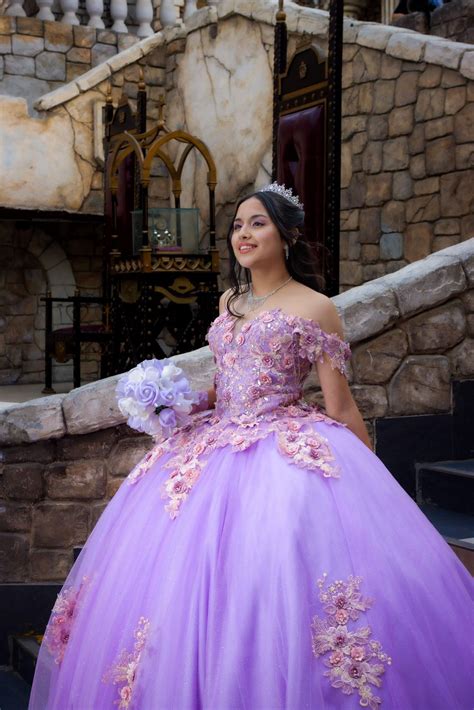 Vestido de 15 años color lila en corset con mangas caídas y guipur de