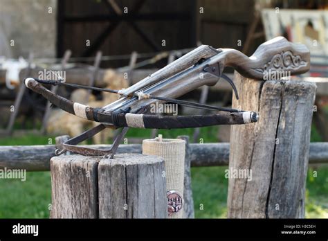 Arbalète en bois ancienne close up médiévale les armes à feu